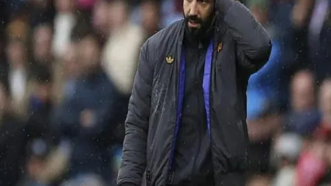 巴西奥运选手罗伯英勇救援水中遇险少女